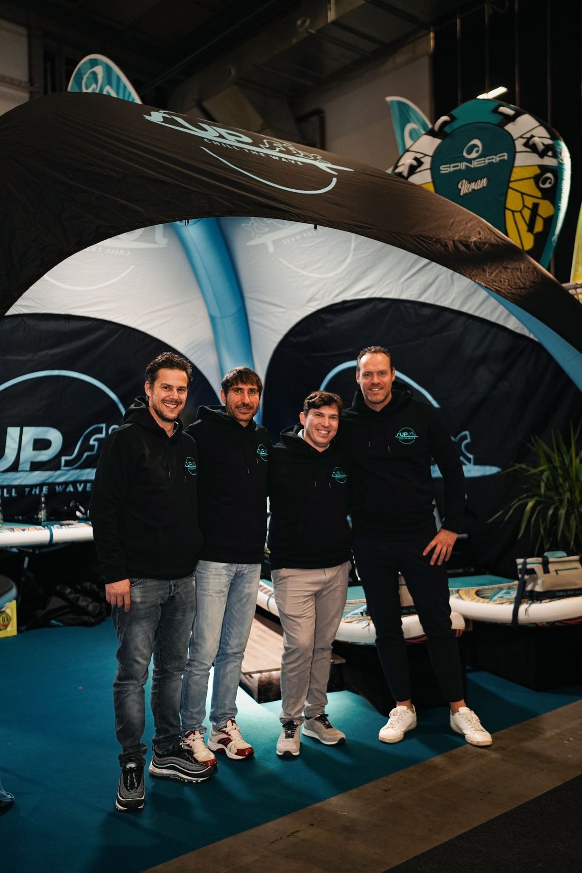 Die vier Mitglieder des SUPfix-Teams gemeinsam am Messestand